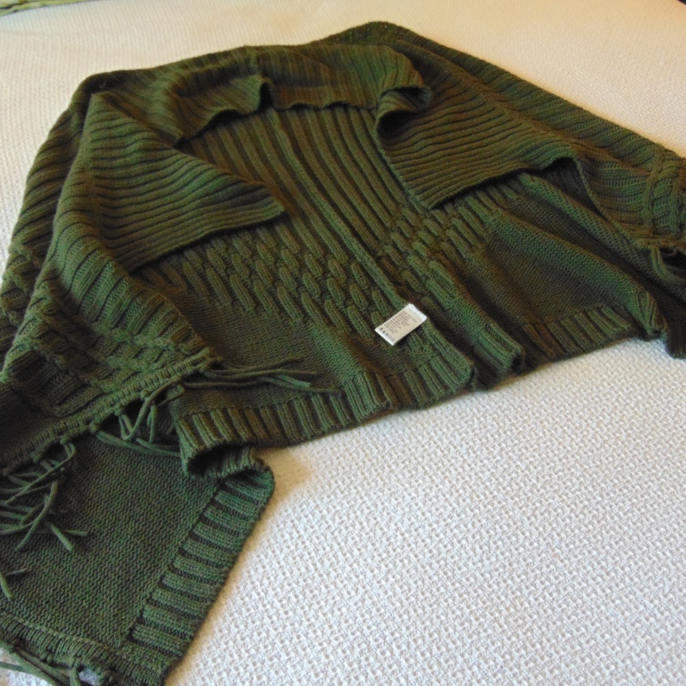 Boho-Chic Olive Green Sleeveless Sweater